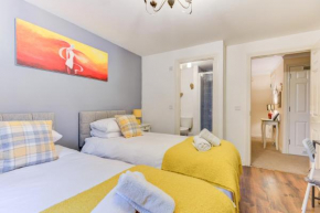 Отель Comfortable GF Apartment sleeps up to 4 for contractors with private parking by Sussex Short Lets  Кролей